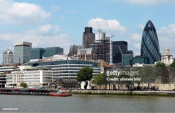 Grossbritannien, London - Themse und Blick auf die Stadt, rechts das futuristische Hochhaus der "Swiss Re"