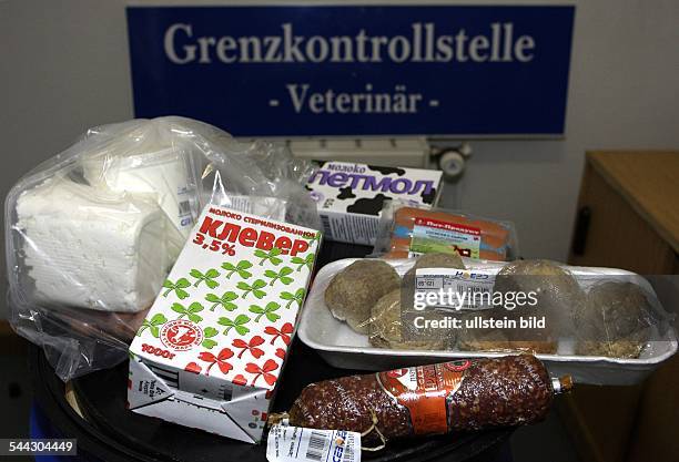 Grenzkontrollen, Zoll kontrolliert Einfuhr von Lebensmittelnim Faehrhafen von Sassnitz-Mukran auf Rügen. Wurst, Fleisch und Milchprodukte wurden in...
