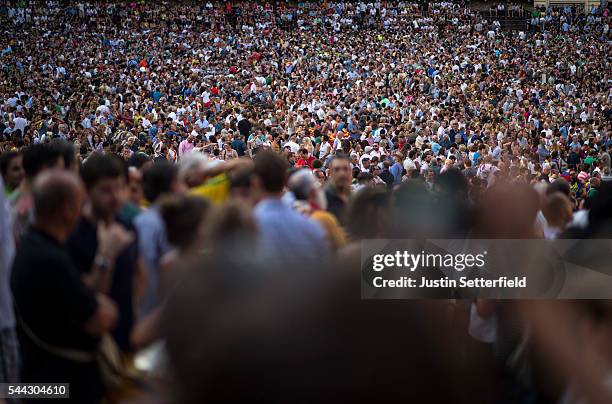 Specatators gather in the centre of the piazza ahead of a trial race of the historical Italian horse race of the Palio Di Siena on July 01, 2016 in...