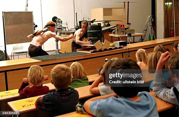 Kinderuniversität, In der Physikshow der Rheinischen Friedrich-Wilhelm-Universitaet Bonn demonstrieren Studenten und Studentinnen Kindern und anderen...