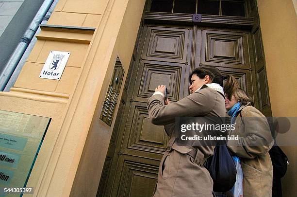 Deutschland, Berlin - Mitte: Touristinnen machen Fotos vom Klingelschild des Wohnhauses der Bundeskanzlerin Angela Merkel, Kupfergraben 6