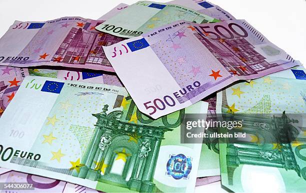 Deutschland - 500 und 100 Euro Banknoten auf einem Haufen