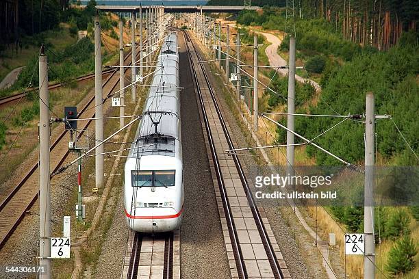 Bahn, ICE auf der Strecke bei Uchspringe, Sachsen-Anhalt. Die Hochgeschwindigkeitsstrecke verläuft von Berlin nach Hannover. -