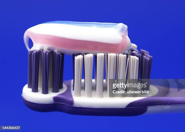 Zahnhygiene, Zahnpflege, Zahnbuerste mit Zahnpasta
