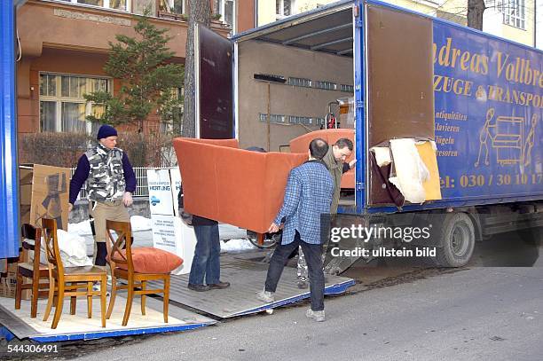 Deutschland, Berlin, Umzug, Umziehen, Möbelpacker heben Möbel in einen Lkw