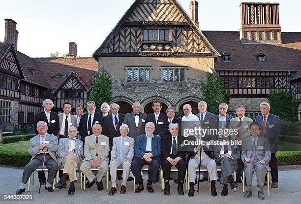 Nobelpreisträger im Einsteinjahr in Potsdam zu Besuch, Gruppenfoto in Schloss Cecilienhof: Robert Huber, Chemie - Roderick MacKinnon, Chemie - Aaron...