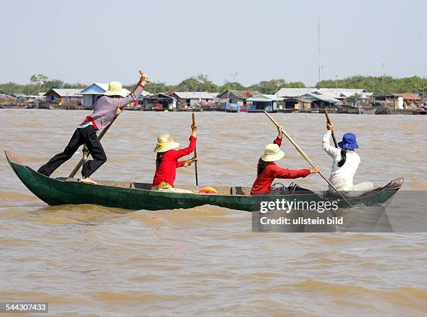 Kambodscha, Tonle Sap See, Frauen fahren mit einem Boot