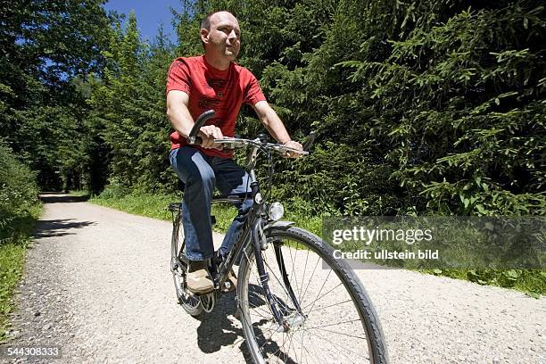 Deutschland, Fahrradausflug, Radfahrer auf einem unbefestigten Weg