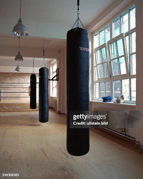 Deuschland, Berlin - Trainingsraum mit Sandsäcken für Kickboxen