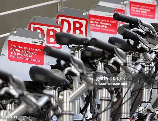 Deutschland, Berlin, "Call a bike" der Deutschen Bahn AG;Fahrraeder "City-Bikes" stehen zum Ausleihen bereit. Werbung fuer die ICE Strecke Hamburg -...