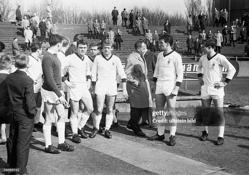 Football Germany, Regionalliga West, 1964/1965, Sportfreunde Hamborn 07 versus Borussia Moenchengladbach 1:3, Stadium im Holtkamp in Duisburg, football players f.l.t.r., Heinz Lowin (MG), goalkeeper Rudolf Kraetschmer (MG), Guenter Netzer (MG), Herbe