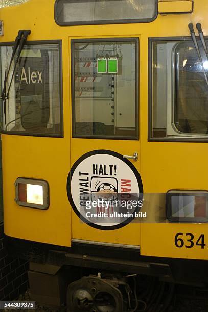 Deutschland, Berlin, Gemeinsame Aktion der BVG und des Berliner Fußball-Verbandes gegen Gewalt. U-Bahnzug der Linie 2 mit dem Slogan "Gewalt Halt"