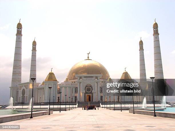 Turkmenistan, Kiptschak: Groesste Moschee Zentralasiens in dem Geburtsort des ehemaligen Staatschefs Saparmurat Atajewitsch Nijasow, der in dem...