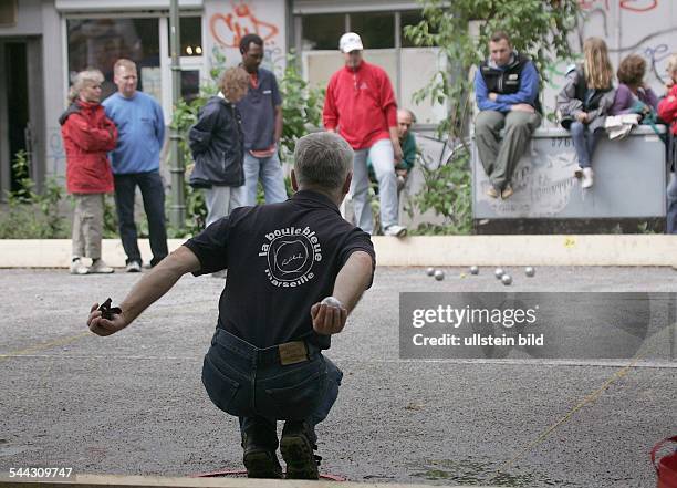 Deutschland / Berlin / Kreuzberg; Berliner Meisterschaften im Boccia am Paul-Linke-Ufer; Spieler in Aktion-