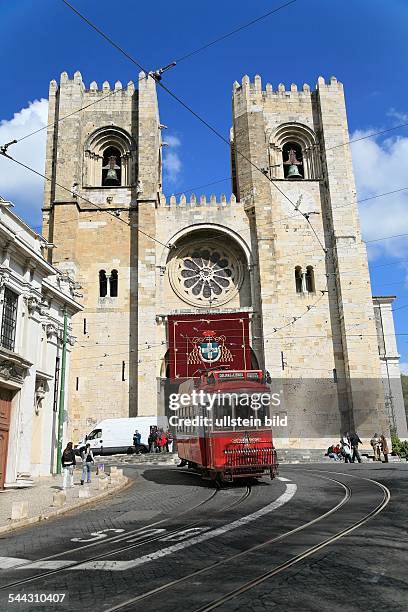 Portugal, Lissabon: Strassenbahn im Stadtteil Alfama, im Hintergrund die Kathedrale Se