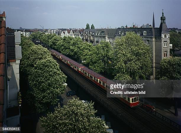 Deutschland, Hamburg Harvestehude: U-Bahnviadukt mit einem U-Bahnzug der Linie U3 durch die Isestraße - undatiert, Mai 1975Fotografie:...