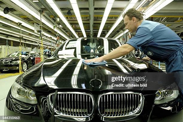 Deutschland, Bayern, Autoproduktion bei BMW in Regensburg. Endkontrolle