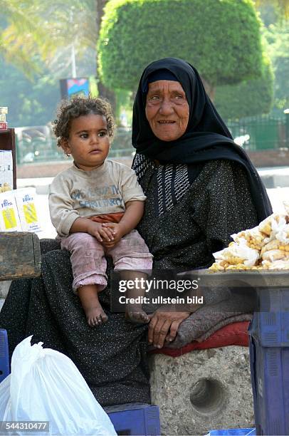 Aegypten, Gizeh: Grossmutter mit Enkelkind.