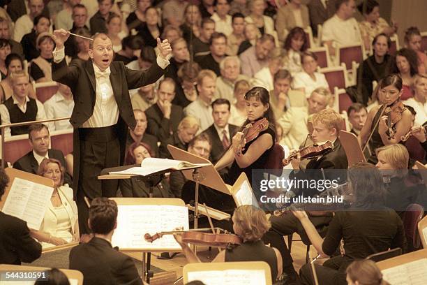 Deutschland , Berlin, Mitte - YOUNG EURO CLASSIC 2003, KONZERTHAUS BERLIN, RIAS JUGENDORCHESTER unter LEITUNG von HERRMANN BAEUMER