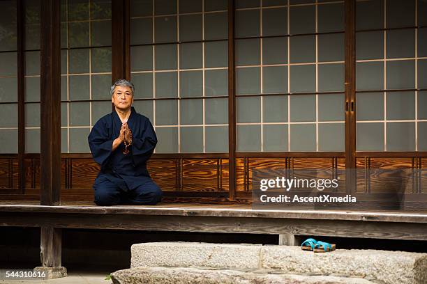 homme supérieur de méditation au temple - kimono photos et images de collection