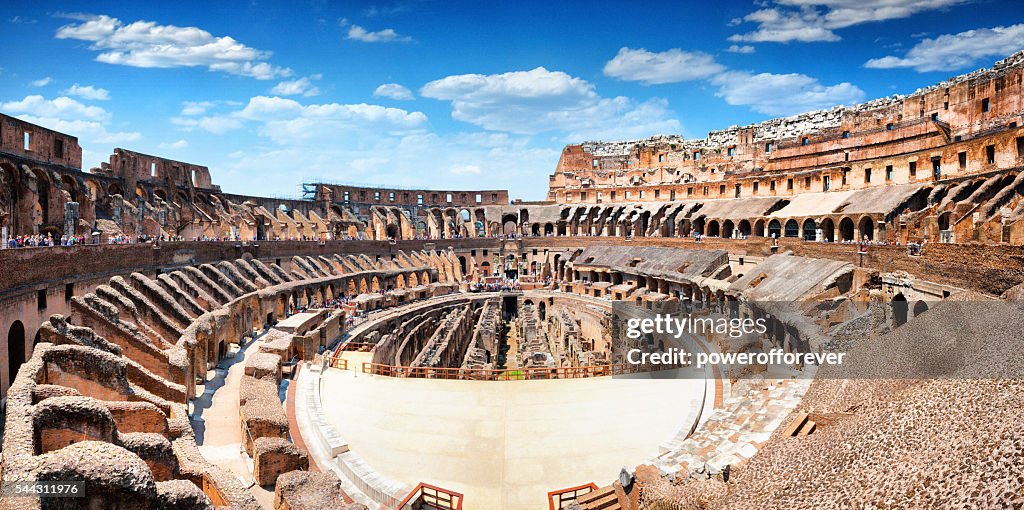 Interior panorámico del Coliseo en Roma, Italia