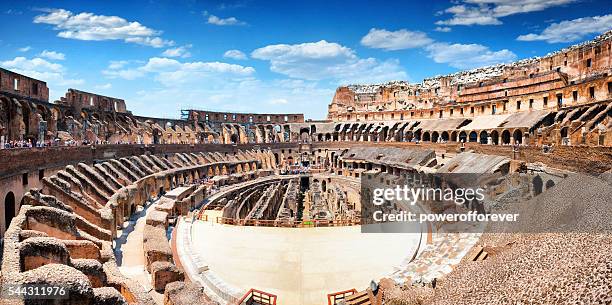 interior panorámico del coliseo en roma, italia - coliseo romano fotografías e imágenes de stock