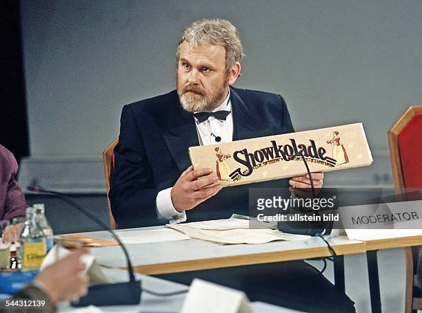 Gunther Emmerlich; musician, singer, moderator; folk music; Germany - moderating; at the GDR-TV-Show "Showkolade" -