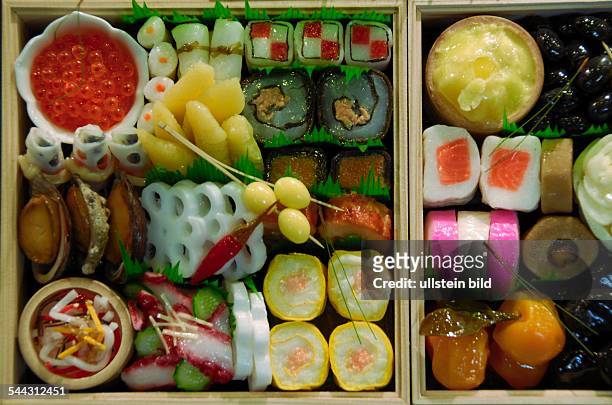 Japanisches Neujahrsgericht - Osechi-Ryori verschiedene Speisen, präsentiert in einer Schachtel .