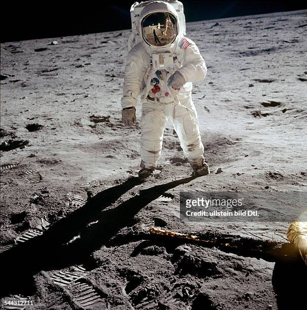 Spaceflight United States of America, Moon landing of Apollo 11 in 1969: Portrait of astronaut Edwin ALDRIN, Neil Armstrong's reflection in visor -...