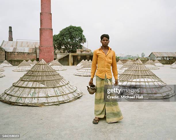 worker at rice processing plant - daily life in dhaka foto e immagini stock