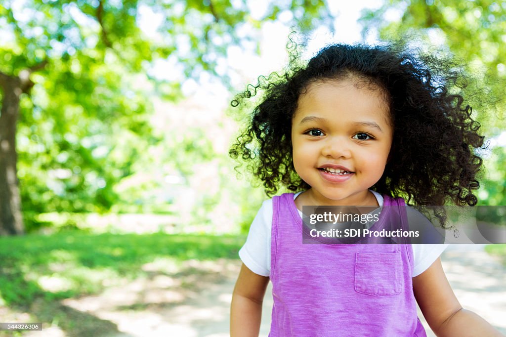 Belle petite fille dans le parc