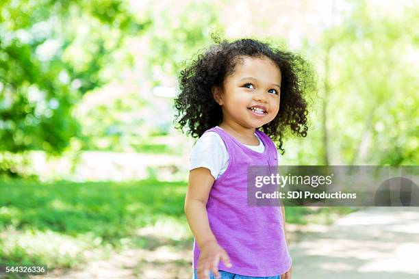 hermosa niña pequeña en el parque en un día soleado - one baby girl only fotografías e imágenes de stock