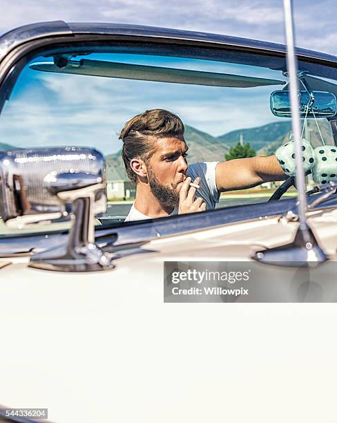 années cinquante banane sèche greaser guy fumeur conduite voiture décapotable - rockabilly stock photos et images de collection