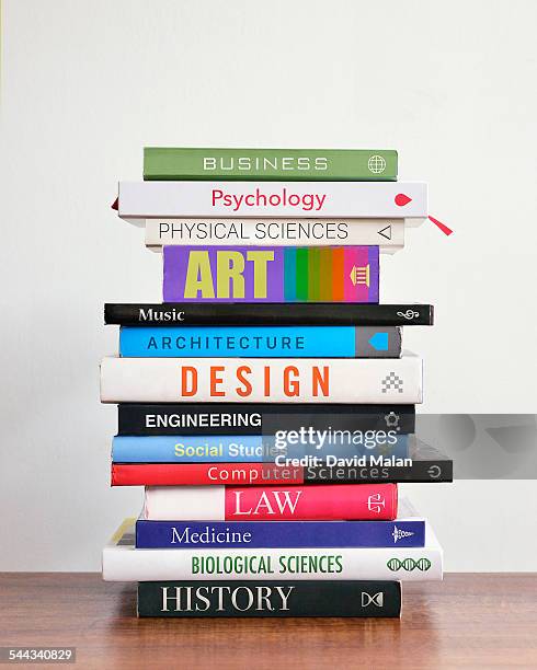 pile of books depicting study choices.\ - temas fotografías e imágenes de stock