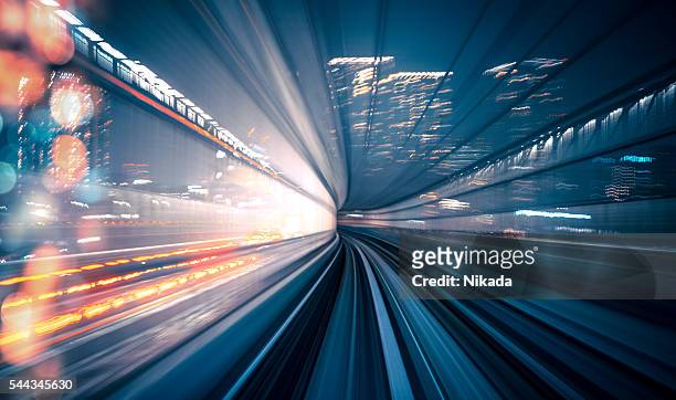 speed - train in tokyo - licht natuurlijk fenomeen stockfoto's en -beelden