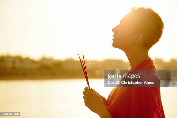 wellness - dawn meditation with incense sticks - traditionele ceremonie stockfoto's en -beelden