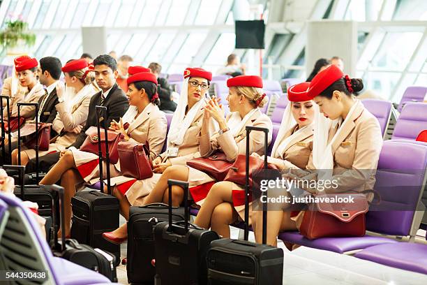 waiting cabin crew of emirates airlines - emirates airline 個照片及圖片檔