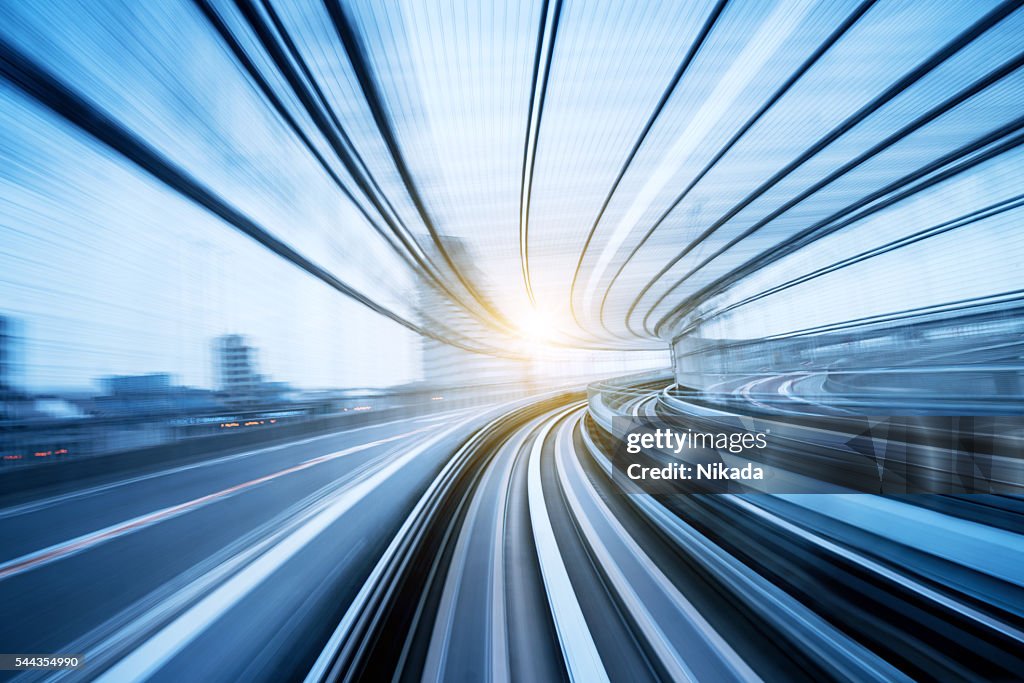 Movimiento un través de un túnel de alta velocidad