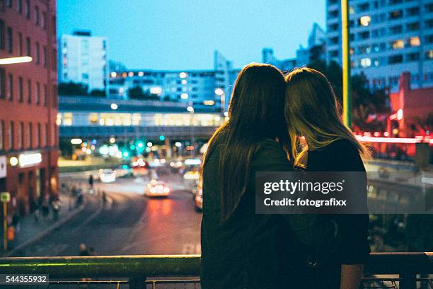 rückansicht, liebevoll frau schaut an paar blick auf die lichter der stadt - kreuzberg stock-fotos und bilder