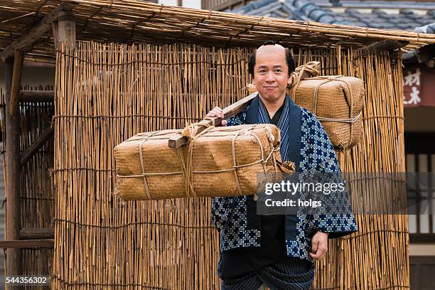 japanese man carrying packages - edo period 個照片及圖片檔