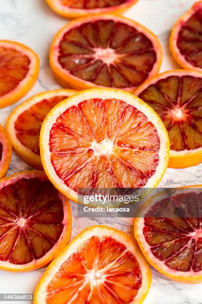 blood oranges - bloedsinaasappel stockfoto's en -beelden