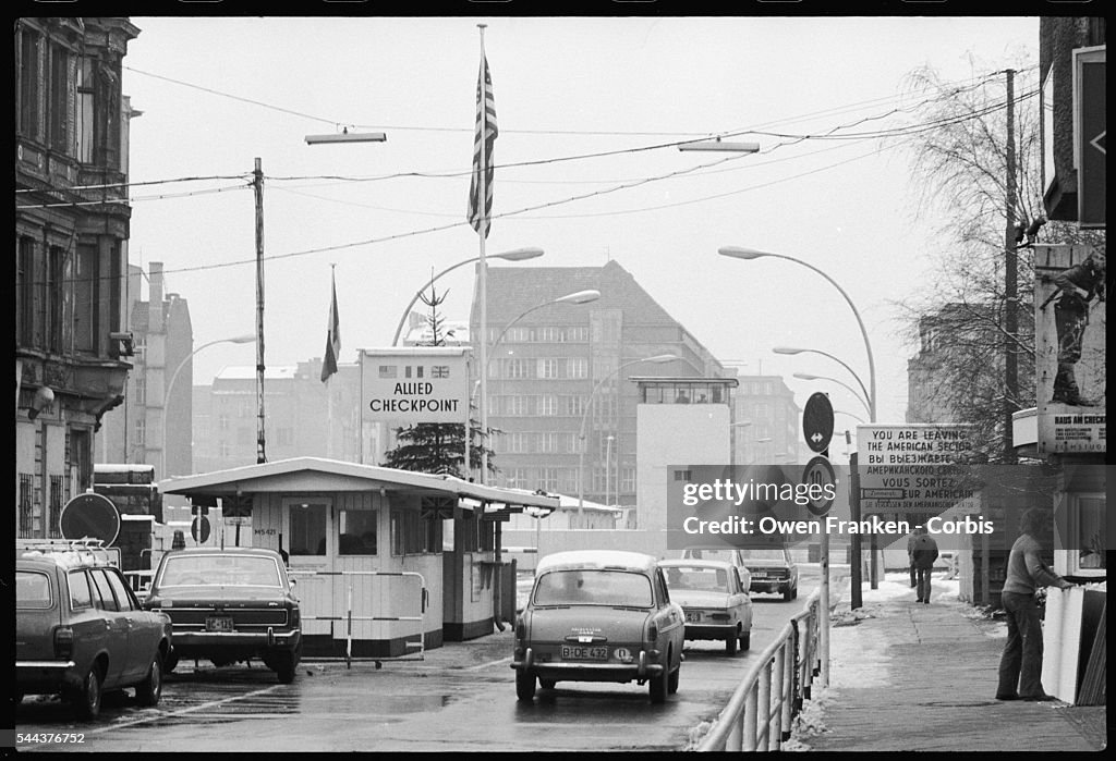 Checkp Point Charlie Inages Checkpoint Charlie at the Berlin Wall Photo d'actualité - Getty Images