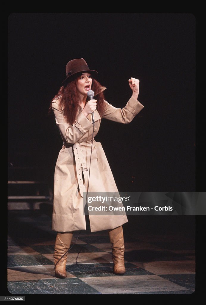 Kate Bush Performing on Saturday Night Live Fotografia de notícias ...