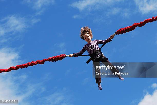 child bungee jumping - bungee jump - fotografias e filmes do acervo