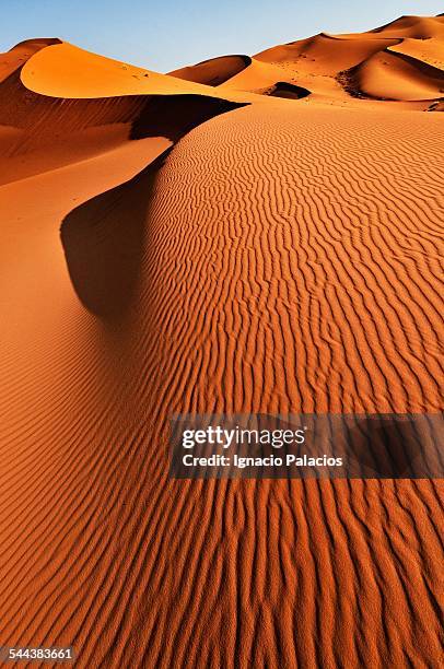 merzouga sand dunes at surise - merzouga stockfoto's en -beelden