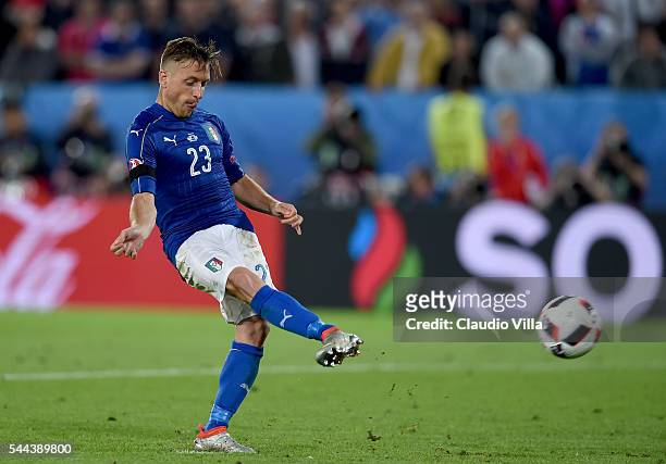 Emanuele Giaccherini of Italy scores at the penalty shootout during the UEFA EURO 2016 quarter final match between Germany and Italy at Stade Matmut...