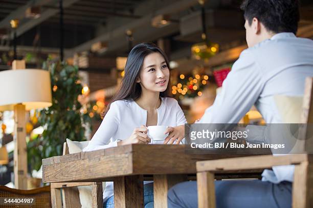 young woman and man talking in cafe - encontro entre desconhecidos imagens e fotografias de stock