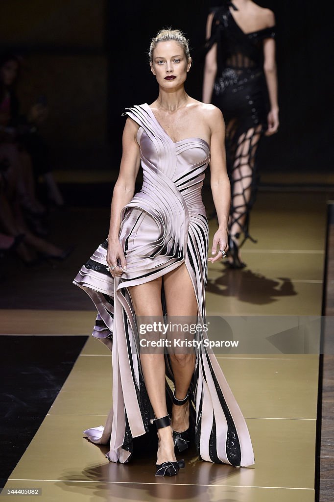 Atelier Versace : Runway - Paris Fashion Week - Haute Couture Fall/Winter 2016-2017