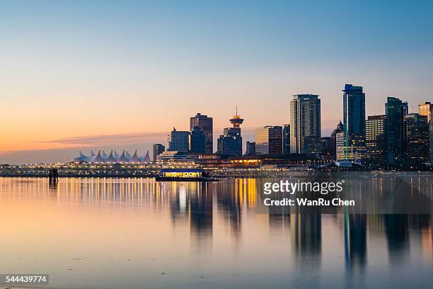 vancouver skyline at stanley park - vancouver stock pictures, royalty-free photos & images