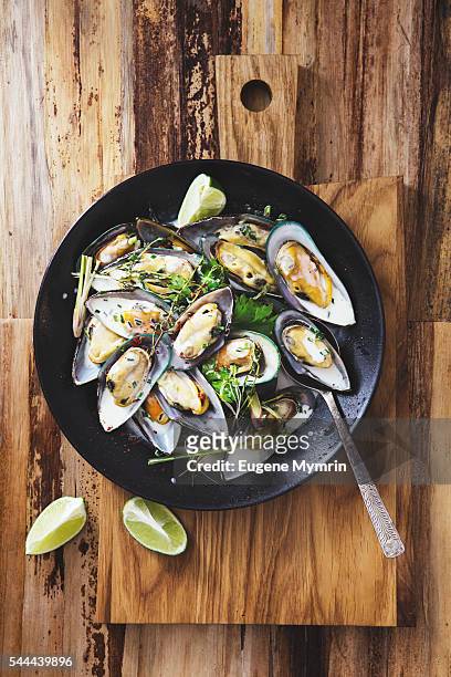steamed mussels with herbs in coconut sauce - mexilhão imagens e fotografias de stock